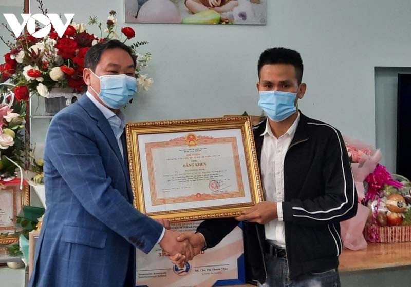 Entregador herói recebe condecoração do governo pela bravura - Foto: reprodução / Vov