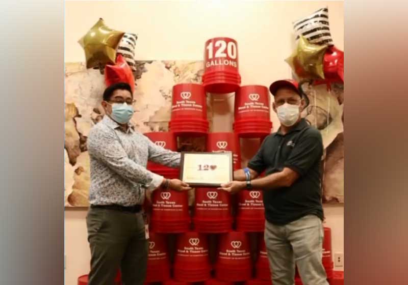 Marcos recebeu homenagem por doar sangue nos últimos 37 anos. - Foto: South Texas Blood & Tissue Center