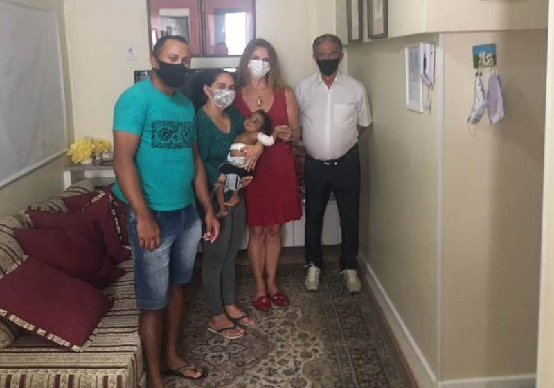 Isabel (de vermelho) e Flávio acolheram Carlos e Diana (esq) - Foto: arquivo pessoal