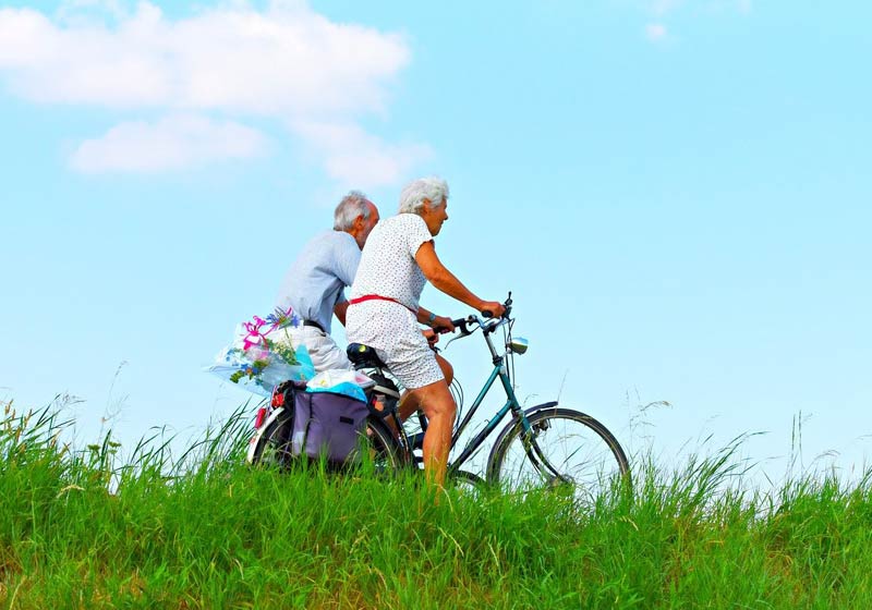 Idosos andando de bike - Foto: Pixabay/ Mabel Amber Messianic Mystery