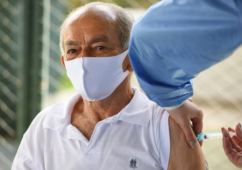 Idoso sendo vacinado no DF - Foto: reprodução / Agência Brasília