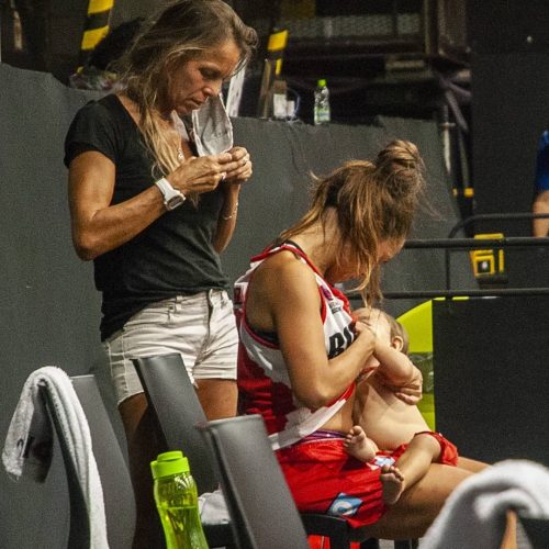 Antonella González amamentando a filha durante a partida - Foto: Reprodução/Twitter