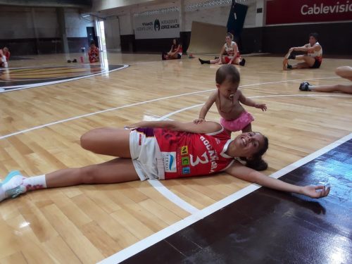 Antonella González com a filha durante treino - Foto: Reprodução/Twitter