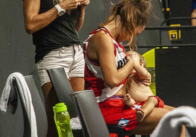 Antonella González amamentando a filha durante a partida - Foto: Reprodução/Twitter