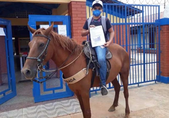 jovem-cavalo-capa Estudante Lorran Dias dos Santos, de 13 anos, busca atividades com a égua dele no colégio em Luziânia — Foto: Reprodução/Arquivo Pessoal
