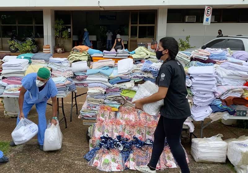 Jovens entregando lençóis no Hran, em Brasília - Foto: @adventistasbrasilia