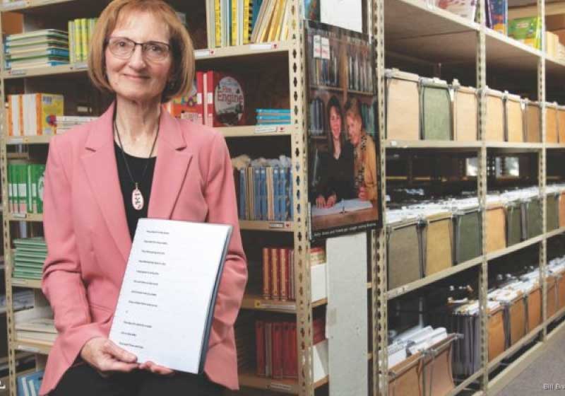 Debra Bonde transcreve livros em braile desde 1984. - Foto: reprodução