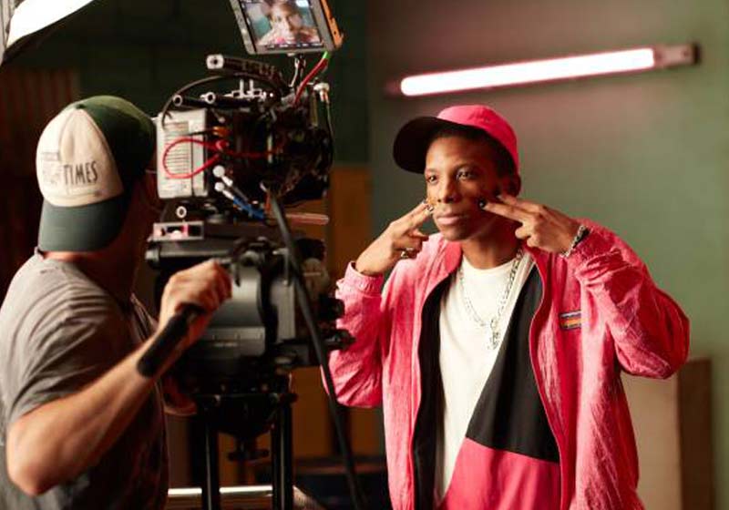 Lucas Penteado gravando nova campanha da Avon - Foto: reprodução / Avon