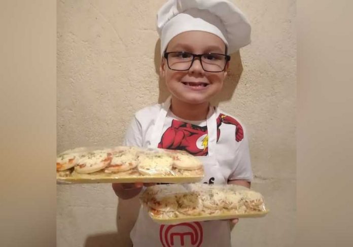pizza-garoto-capa As redes sociais e o empenho de Francisco foram fundamentais para a venda das minipizzas — Foto: Arquivo pessoal