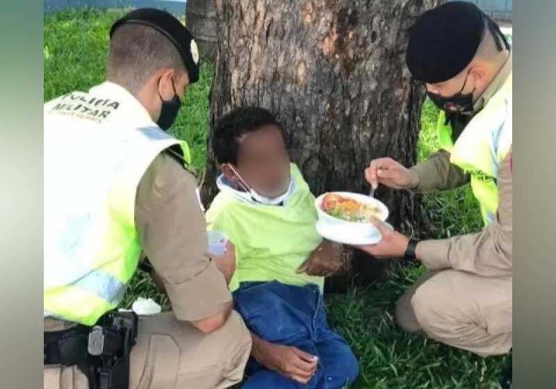 Policiais alimentam sem-teto que têm deficiência, em Ipatinga (MG) - Foto: reprodução redes sociais
