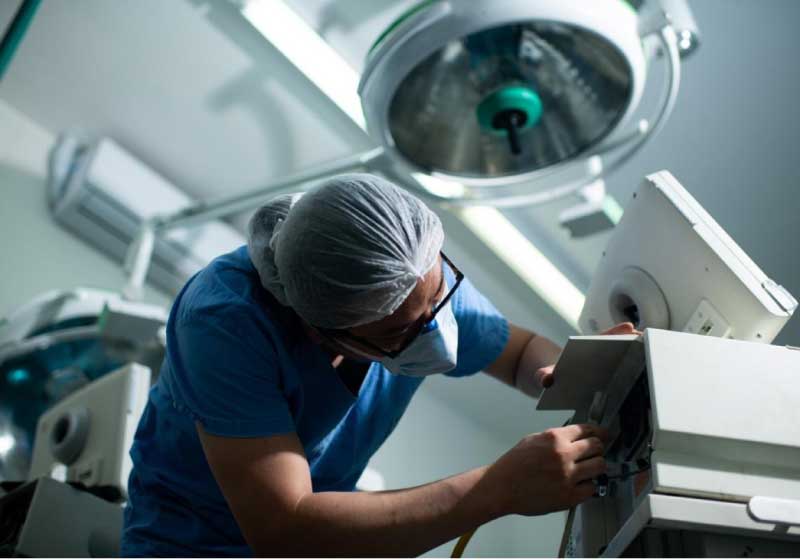 Professor conserta respiradores de graça para os hospitais públicos do Distrito Federal. - Foto: reprodução Metrópoles