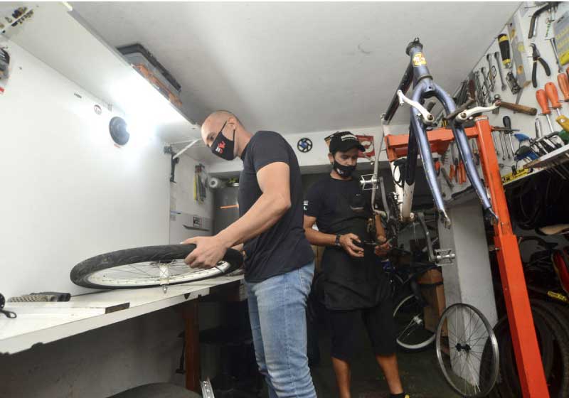 Fábio e Vantuir trabalham juntos na restauração das bicicletas — Foto: Fábio Gianolla/Arquivo pessoal