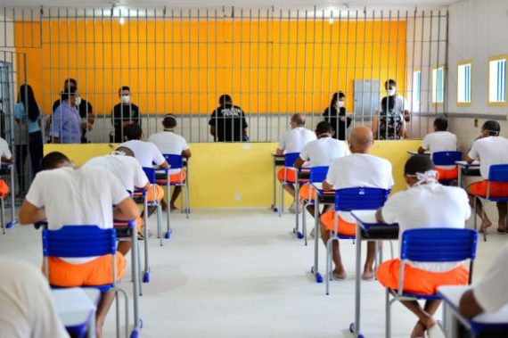 Internos realizam testes de conhecimento após leitura. - Foto: Governo do Ceará