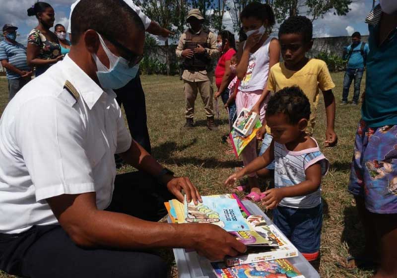 O projeto Livros que Voam já entregou 400 exemplares para crianças e jovens carentes da BA. - Foto: reprodução Instagram