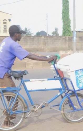 Adom-Ba pedalava por horas para vender iogurtes e juntar dinheiro para sua faculdade. - Foto: UGC