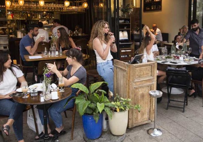 Israel comemora Economia de Israel é parcialmente reaberta após 50% da população vacinada - Foto: Getty Images