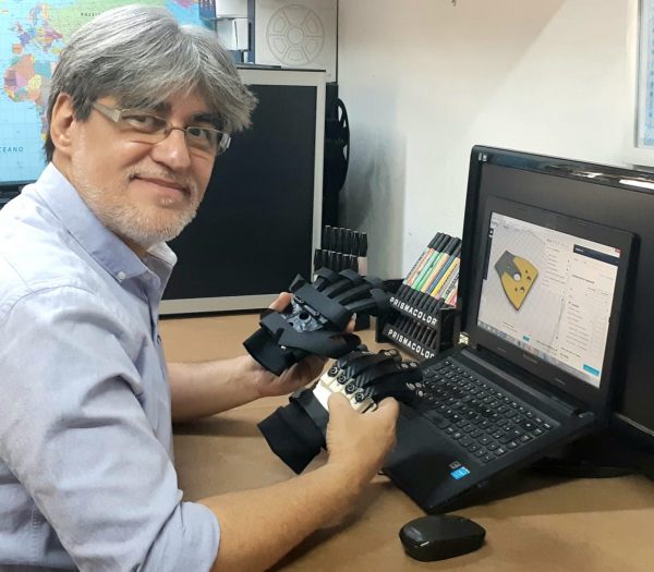 Designer produzirá 20 luvas para pessoas carentes com deficiências - Foto: arquivo pessoal
