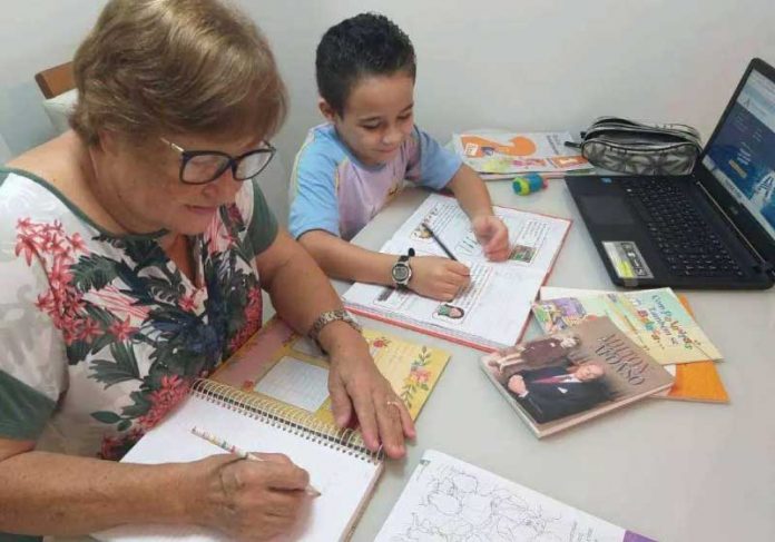 avo-neto-aprende-ler Avó aprende a ler com aulas online do 1º ano do ensino fundamental - Foto: reprodução eLimeira