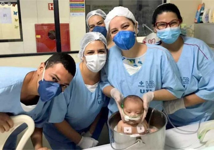 banho-de-balde-capa A técnica do banho de balde permitiu que o bebê Miguel Silva, de três meses, estivesse naturalmente tranquilo para ser operado - Foto: Iges-DF/Divulgação