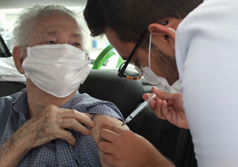 Idoso sendo vacinado em SP - Foto: João Gabriel Alves / Estadão Conteudo / Photopress