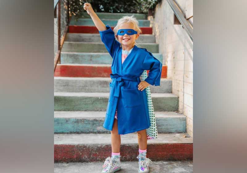 Os roupões de super-heróis são entregues a crianças em tratamento de câncer, nos Estados Unidos. - Foto: reprodução Instagram