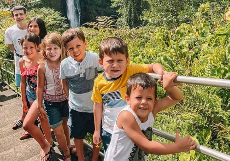 Os 7 irmãos órfãos adotados pelo casal - Foto: reprodução / Instagram