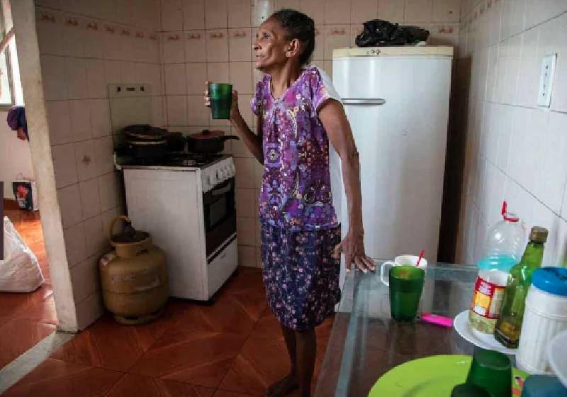 Dona Sônia recebe ajuda contra fome - Foto: Aline Massuca / Metrópoles