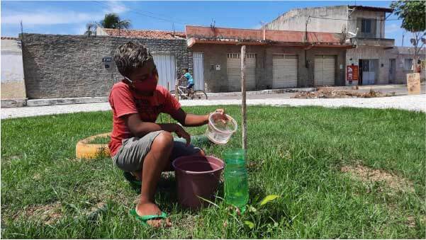 Com 11 anos, Emerson tomou para si a responsabilidade de cuidar da praça, se tornando o principal guardião do local - Foto: Wanderbeg Belém