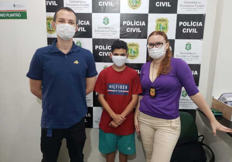 PMs doam computador para estudante de escola pública e ele comemora com agentes a aprovação em Medicina - Foto: reprodução Sobral 24 horas