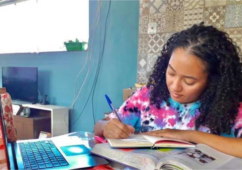 Jéssica Ferraz, estudando com o notebook que ela comprou com a bolsa de pesquisa científica remunerada pela UMC - Foto: arquivo pessoal