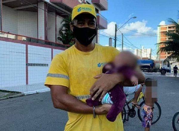 Alex com o bebê que salvou - Fotos: Reprodução/PG Mil Grau