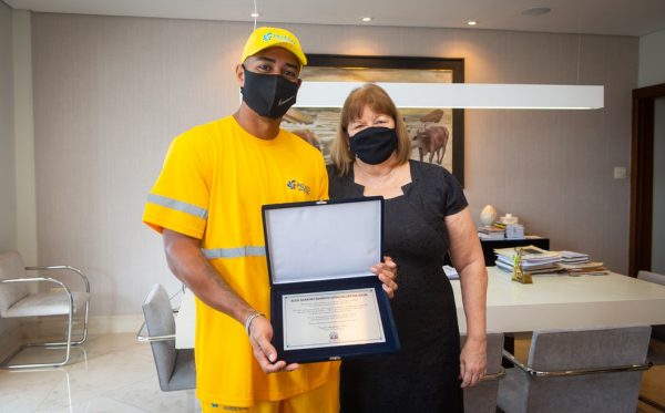 Alex recebe homenagem da prefeita - Fotos: Reprodução/PG Mil Grau