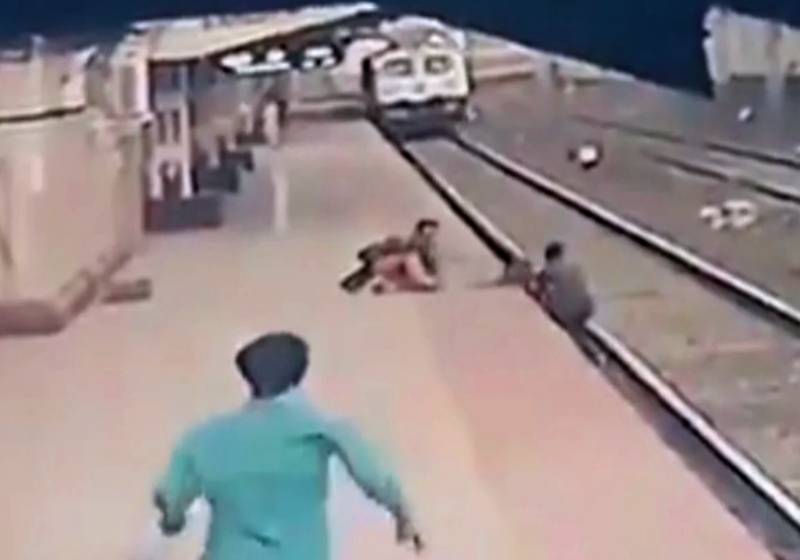 Homem salvando criança que caiu nos trilhos - Foto: reprodução / Instagram @railminindia