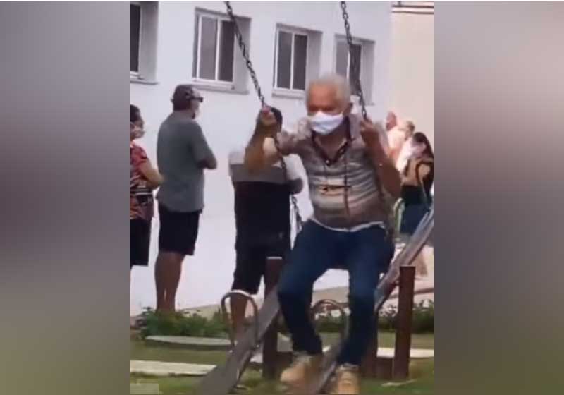 O idoso aproveitou o balanço enquanto esperava pela vacina contra a covid-19, em Fortaleza - Foto: reprodução