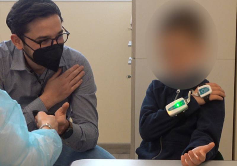 Pesquisador e paciente usando a luva eletrônica - Foto: reprodução / Ansa.it