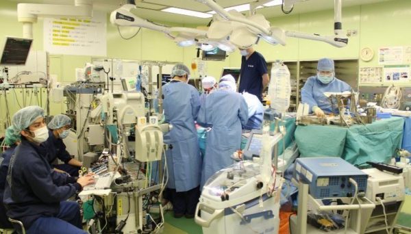 Médicos realizam o transplante em paciente - Foto: Cortesia do Hospital da Universidade de Kyoto