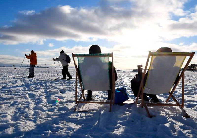 Pessoas pegando sol em Helsinque, Finlândia, o pais mais feliz do mundo - Foto: Jussi Nukari / Lehtikuva / AP
