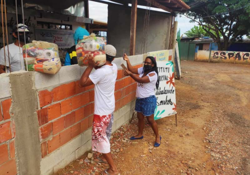 Palhaço Psiu distribuindo cestas básicas no DF - Foto: arquivo pessoal