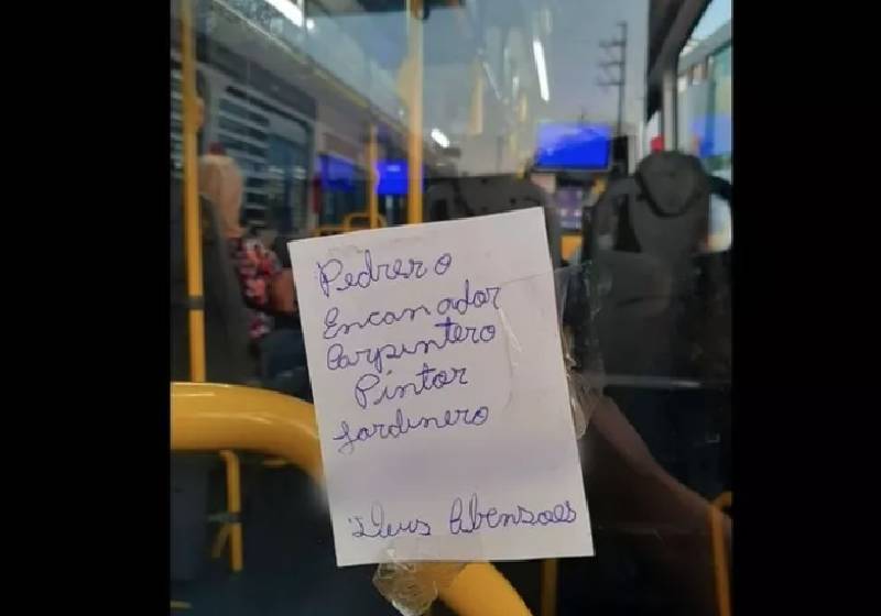 Pedido de emprego que Pedro colou no ônibus - Foto: Reprodução/Facebook