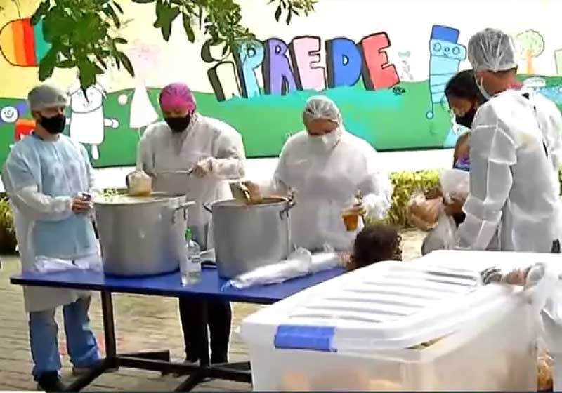 O projeto Prato Cheio doa refeições com itens reaproveitados de supermercados e da Ceasa, em Fortaleza. - Foto: divulgação