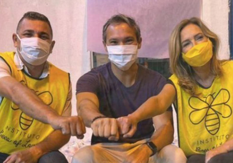 O sommelier Dionísio Chaves (centro) - Foto: Reprodução Instagram @beesoflove