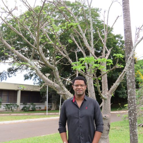 Professor André Lúcio ao lado de um baobá jovem em Brasília - Foto: arquivo pessoal