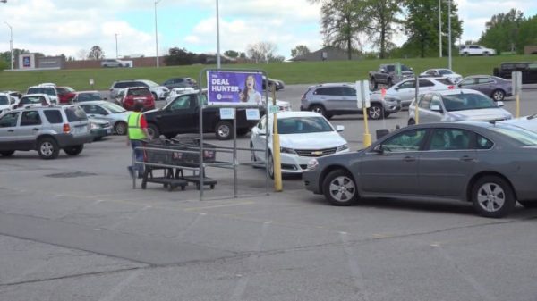 O estacionamento onde Ben salvou a criança - Foto: reprodução / Fox