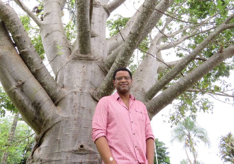 Professor André Lúcio ao lado de baobá gigante em Brasília - Foto: arquivo pessoal