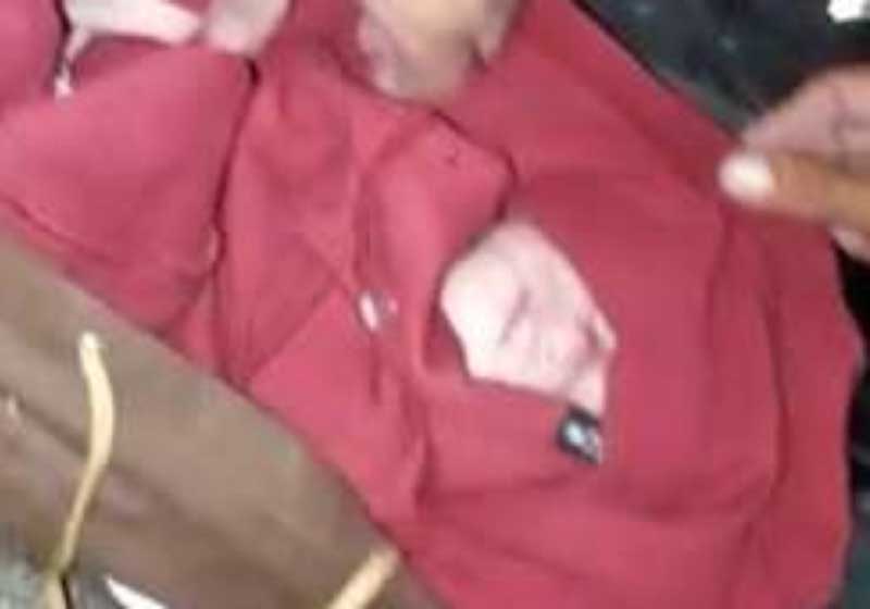 Bebê foi encontrado enrolado em vários panos, dentro de uma mochila. - Foto: reprodução