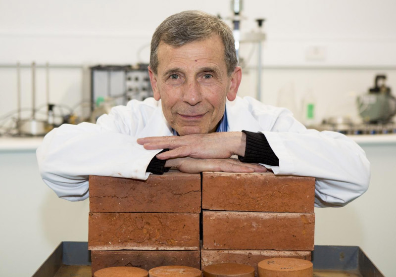 Apenas 1% do material da bituca consegue gerar matéria prima para os tijolos. - Foto: divulgação