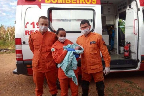 Bebê recebendo primeiros socorros - Foto: divulgação / CBMDF