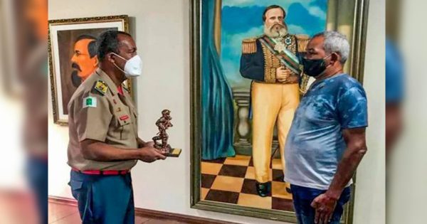 Sargento recebendo a homenagem - Foto: divulgação / CBMDF