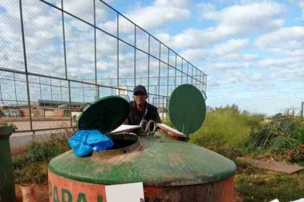 A caçamba onde o bebê foi encontrado - Foto: divulgação / CBMDF