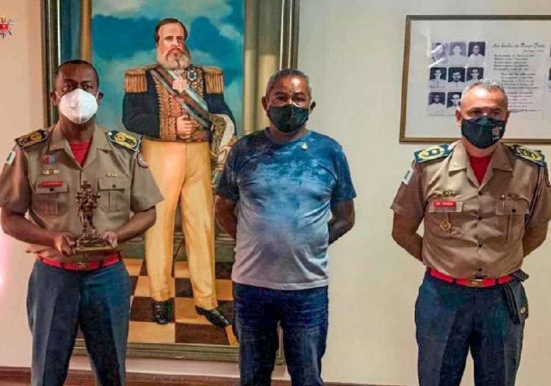 Sargento Marques (ao centro) recebe homenagem dos Bombeiros - Foto: divulgação CBMDF